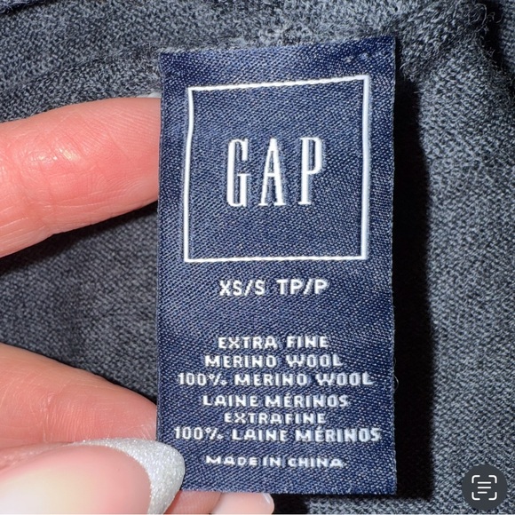GAP Charcoal 100% Merino Wool Cardigan Size XS/S Cozy Minimalist Lightweight - Picture 3 of 13